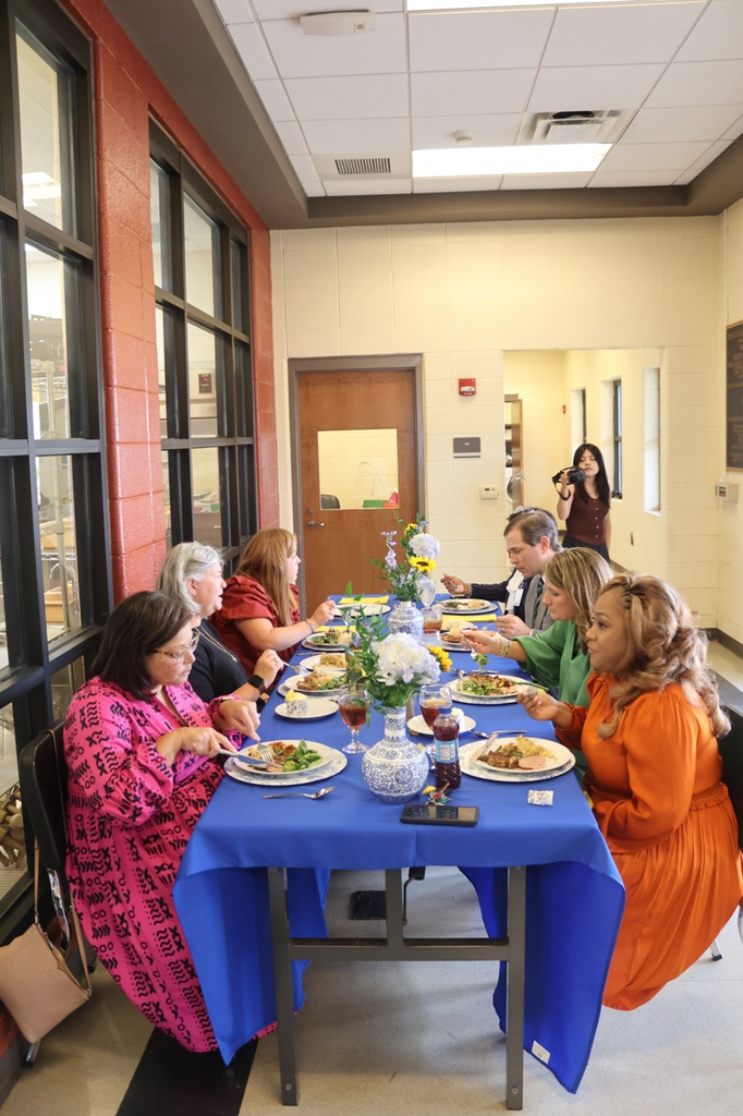 JEFCOED employees and deputy superintendents sit at a table and eat a meal.
