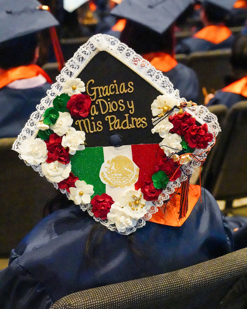 A graduation cap reads "Gracias a Dios y Mis Padres"