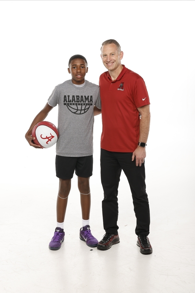 Bragg student Nymiere Peals poses for a photo with Alabama basketball coach Nate Oats.