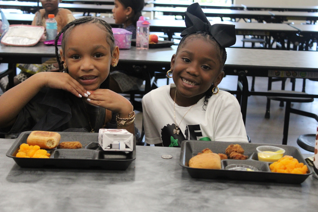 2 students eating lunch in the lunchroom