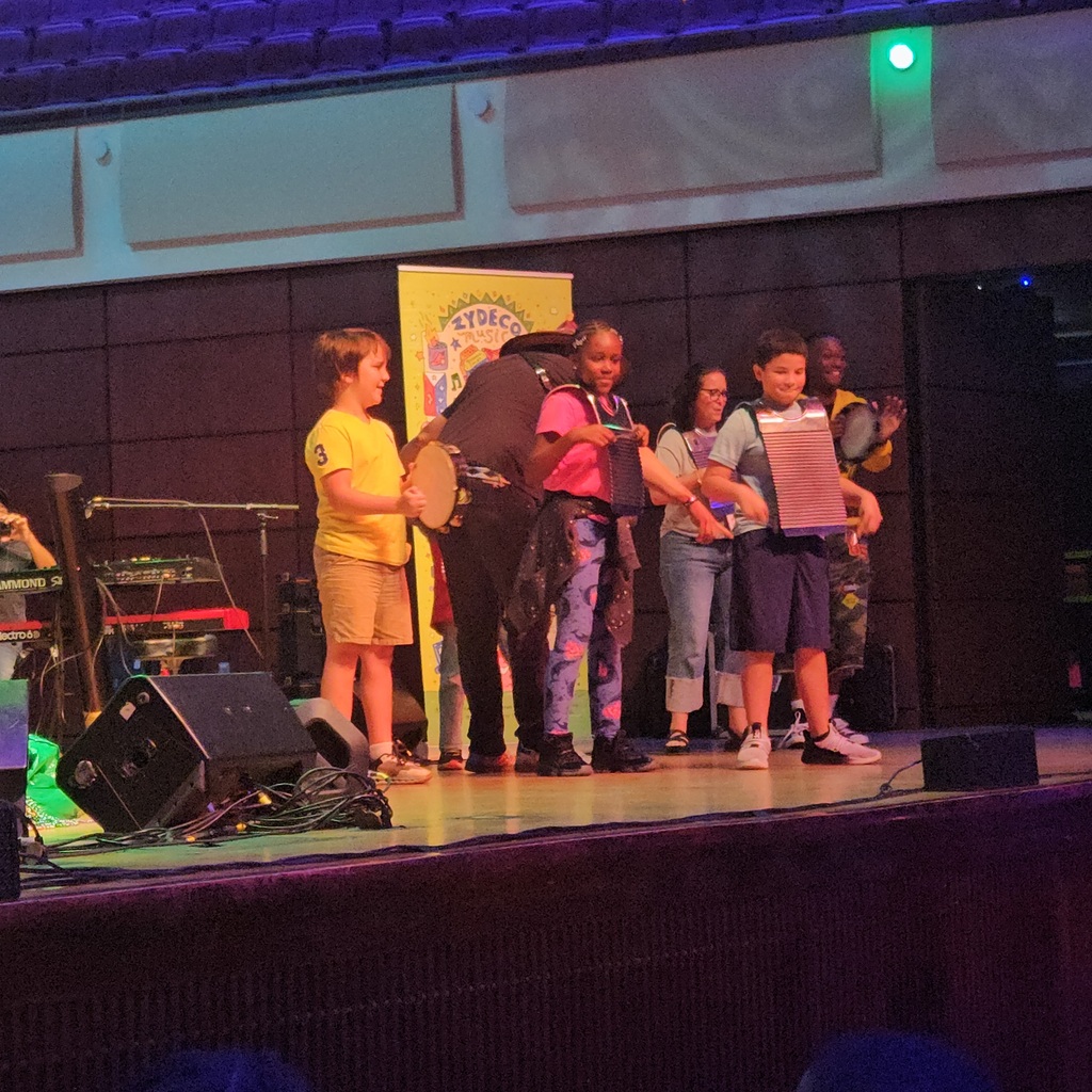 Students from different schools got to play frottoirs & tambourine on stage. 