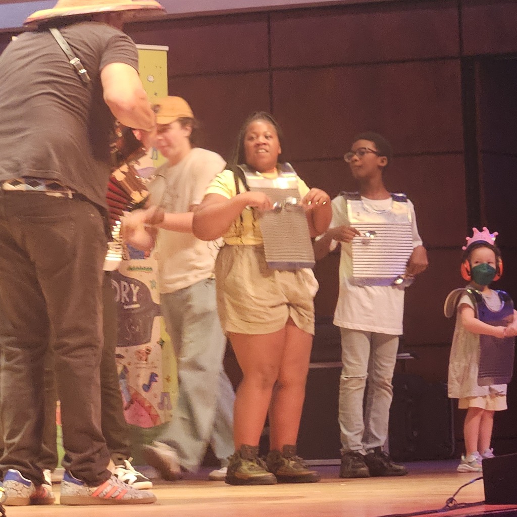 Students from different schools got to play frottoirs & tambourine on stage. 