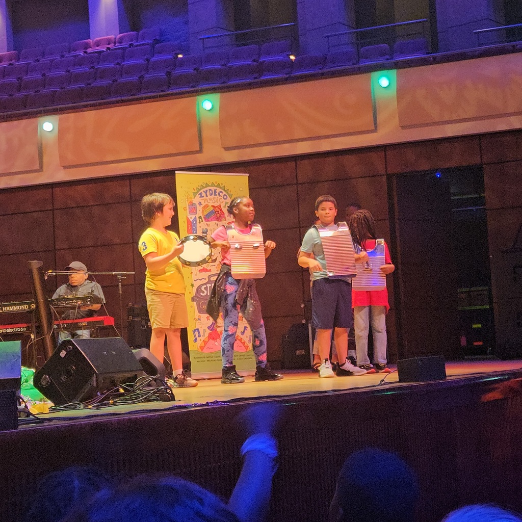 Students from different schools got to play frottoirs & tambourine on stage. 