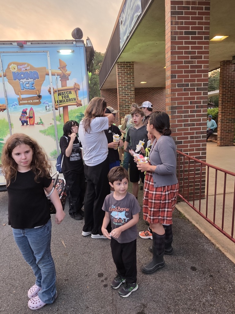 More families around the Kona Ice truck