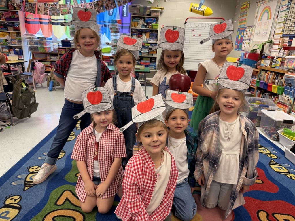 Kindergarten students dressed up for Johnny Appleseed Day