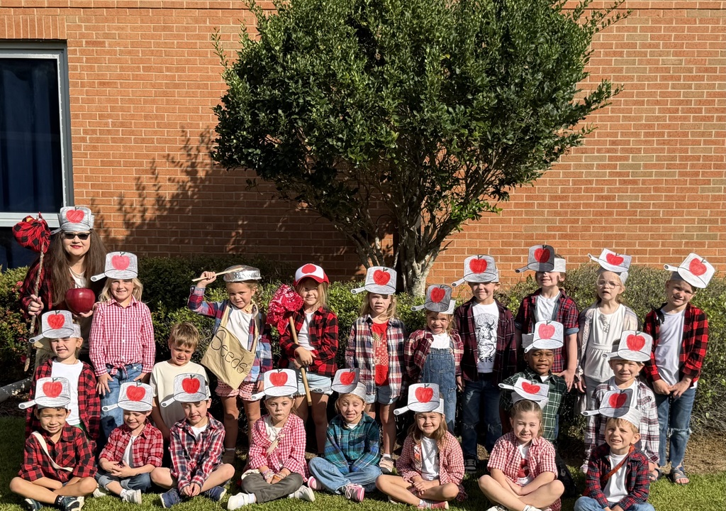 Kindergarten students dressed up for Johnny Appleseed Day