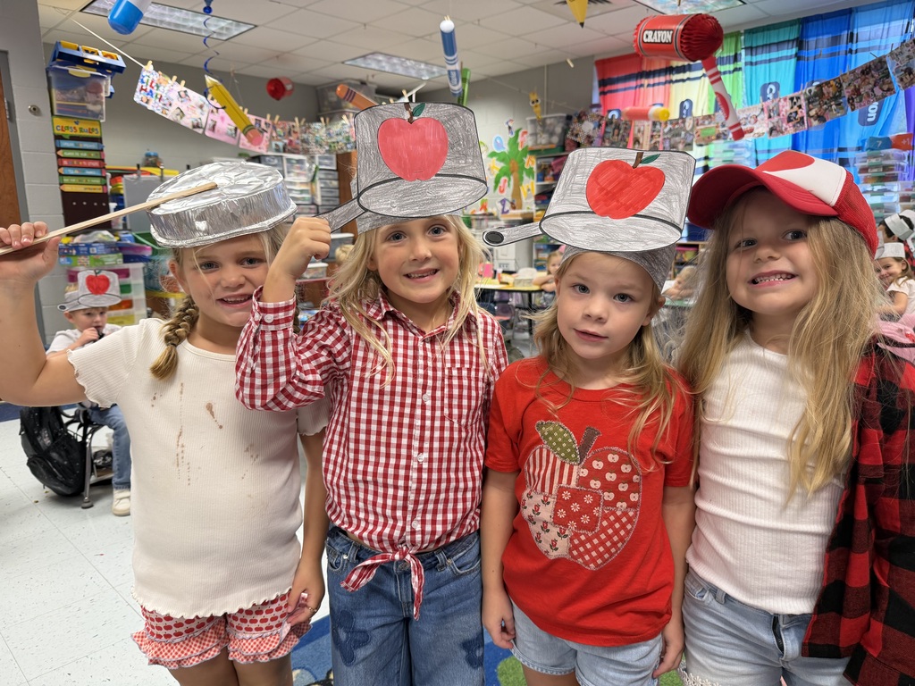 Kindergarten students dressed up for Johnny Appleseed Day