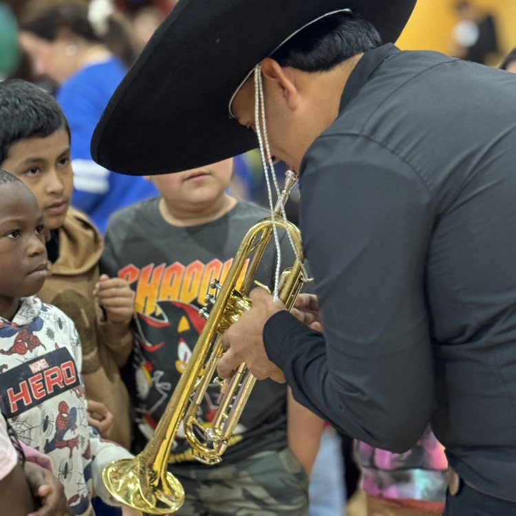 students watching the mariachi trumpet player
