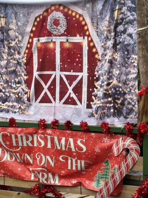 Float decoration that says Christmas Down on the Farm