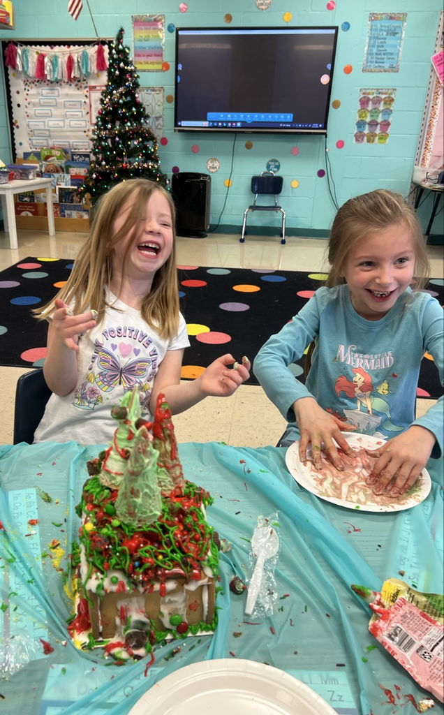kids decorating gingerbread house