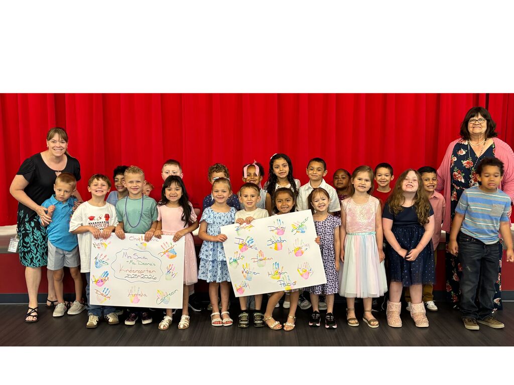 Mrs. Smith's Kindergarten class posing together