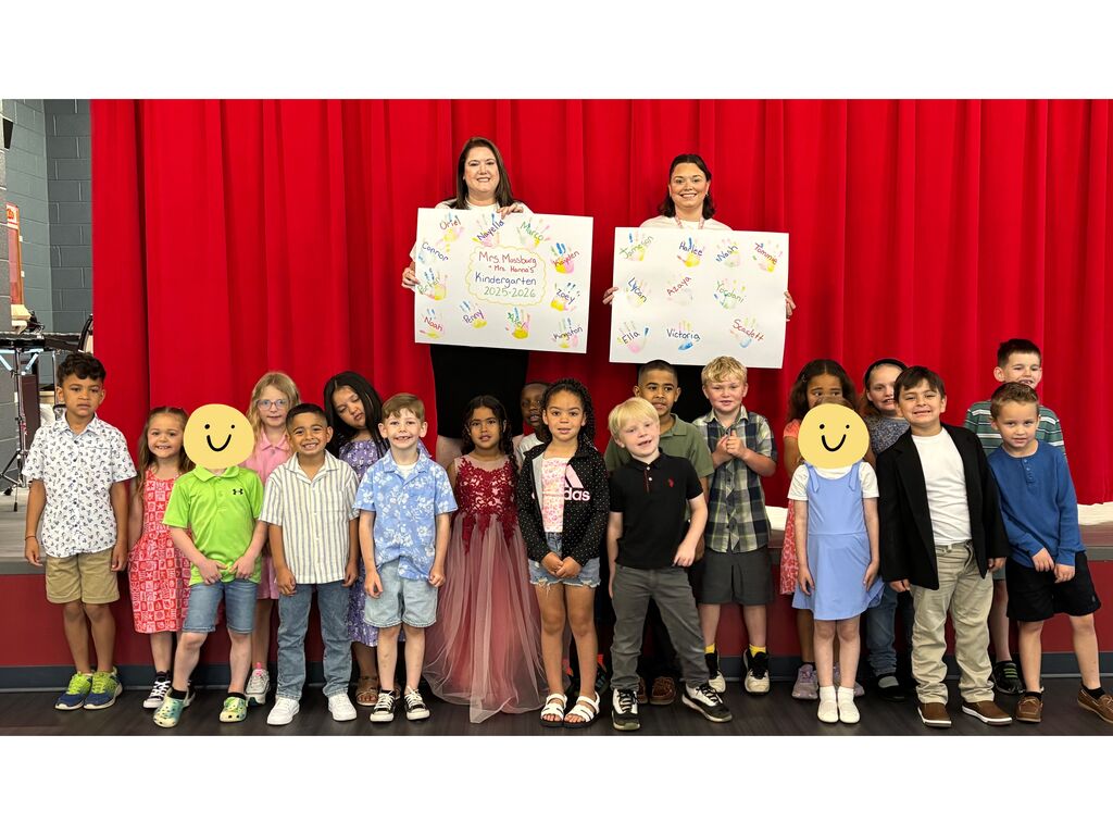 Mrs. Mossburg's Kindergarten class posing together