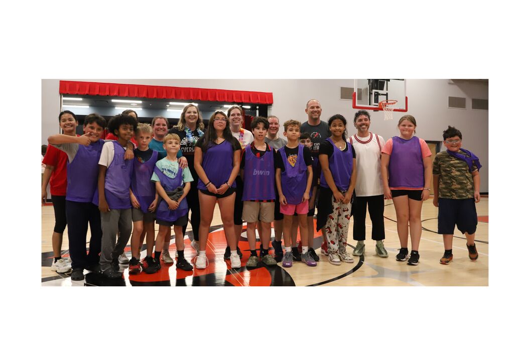 Teachers and students from basketball teams posing together