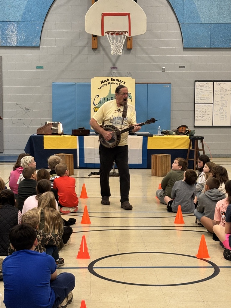Mick Souter playing bango 