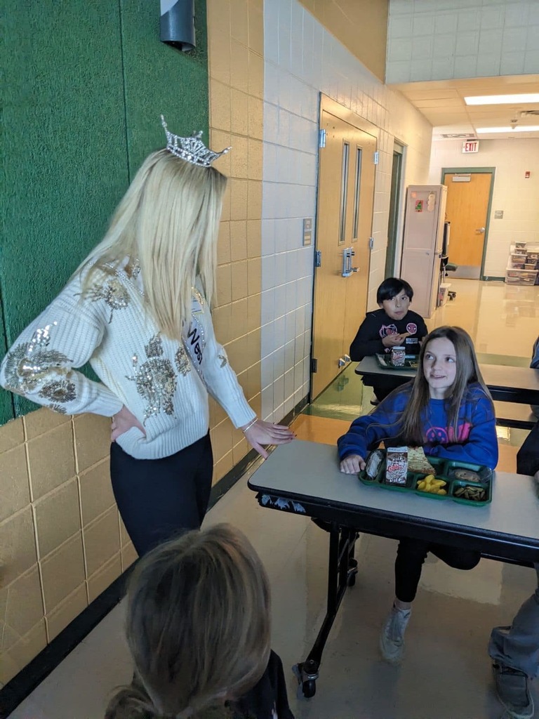 Miss WV talking with a female DES student