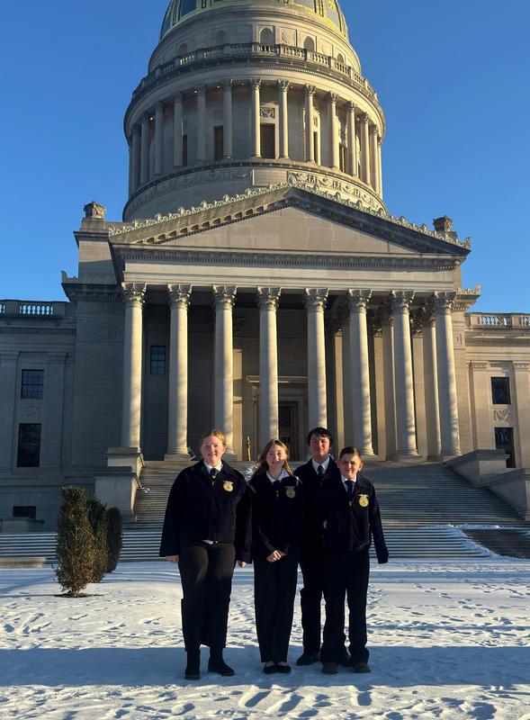 SMS students standing in front of the capitol building in Charleston