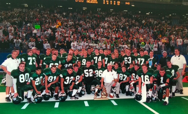 2001 football team posing