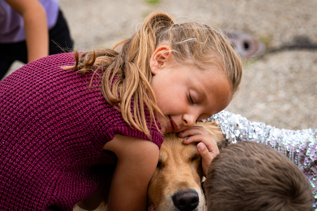 Kids with facility dogs