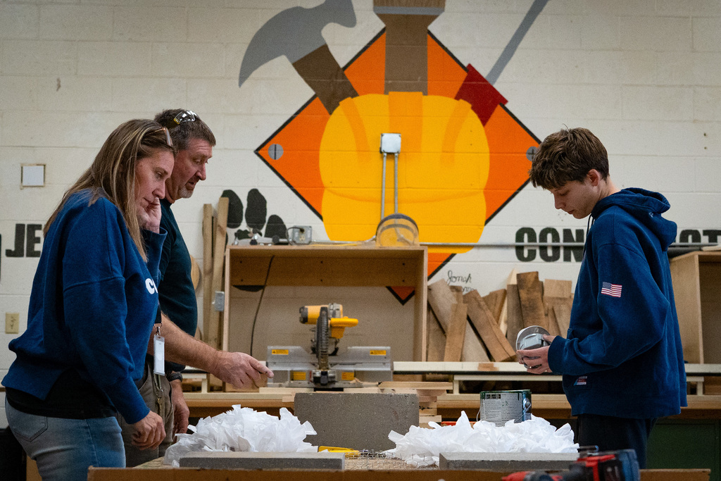 Students working on homecoming float