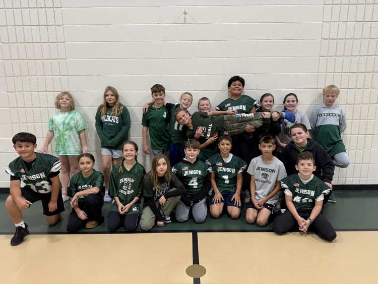 4th grade class wearing spirit wear