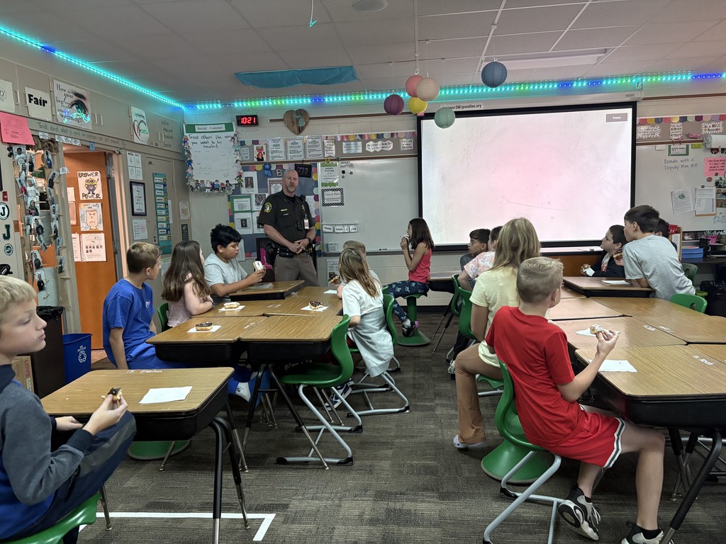 Deputy talking to class of students