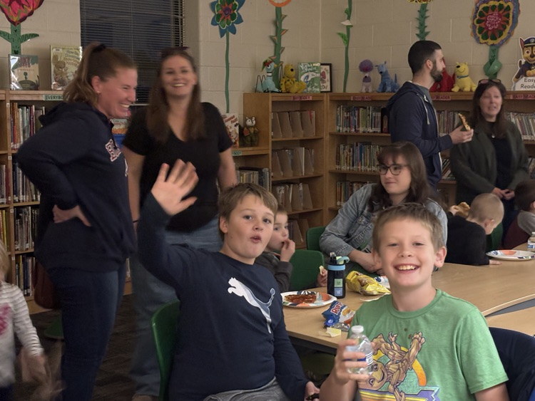 families eating pizza