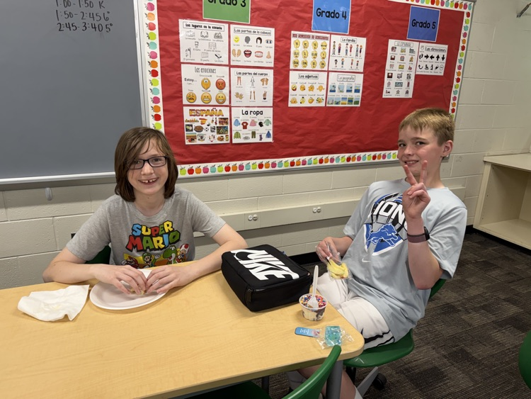 students smiling and eating pizza
