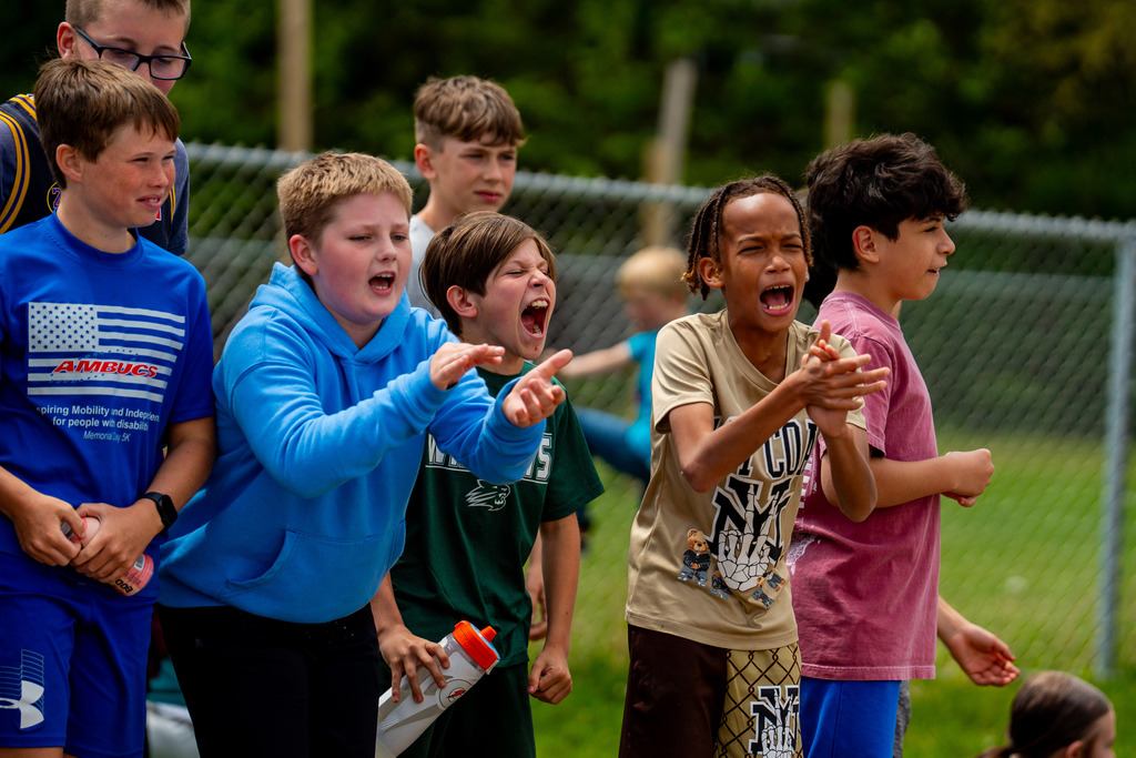 El Puente students running