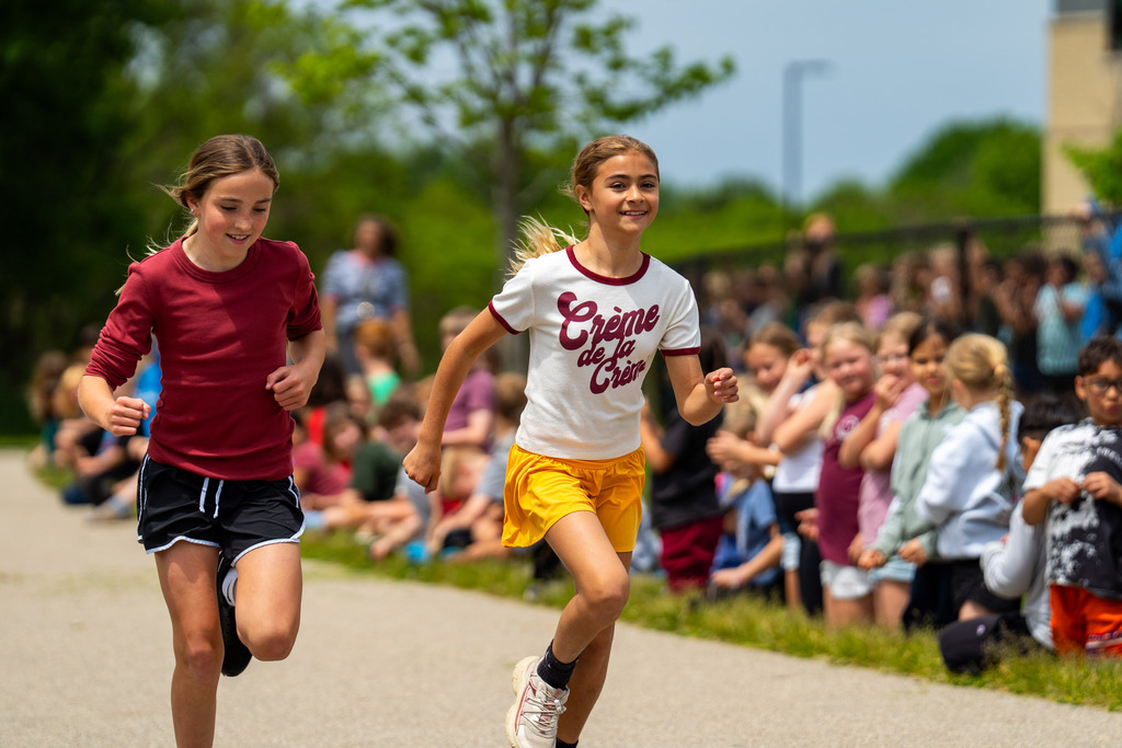 El Puente girls running