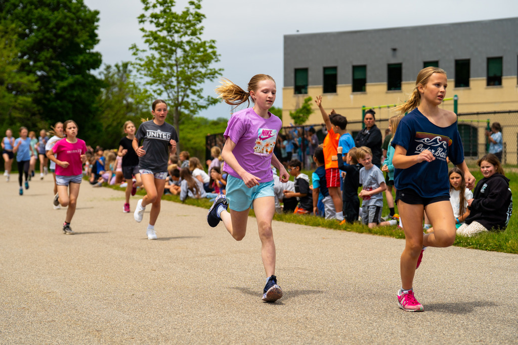 El Puente students running