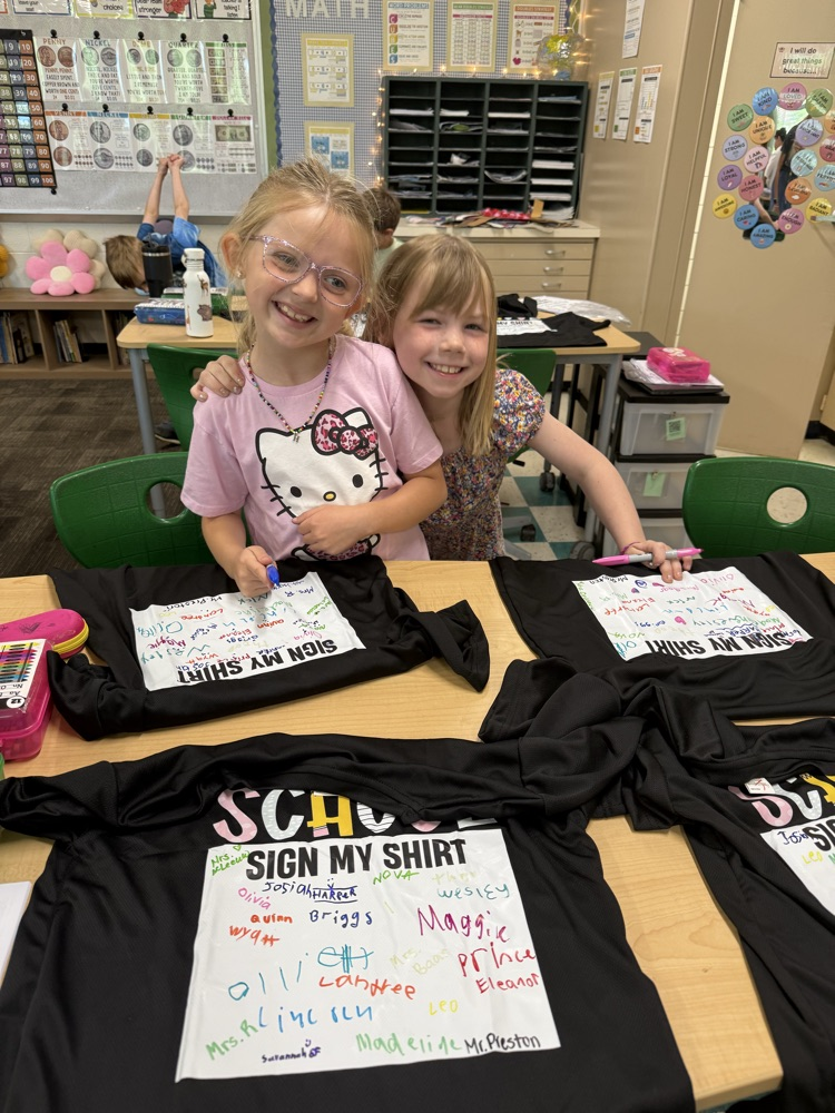 students signing tshirts