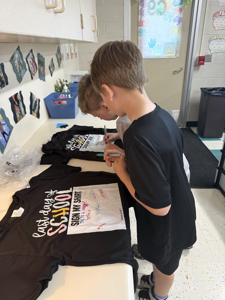 students signing tshirts