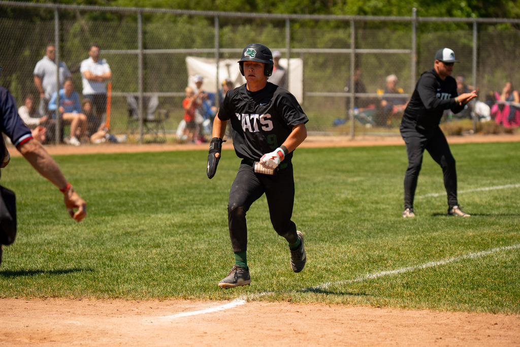 Baserunner coming home