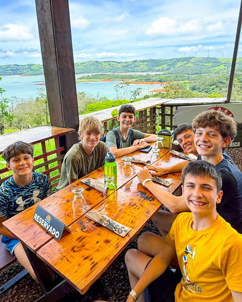 Junior high students eat with tropical view
