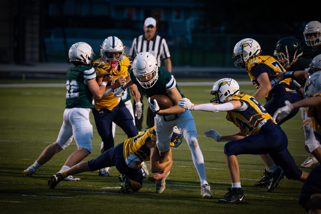 Running back breaks tackles