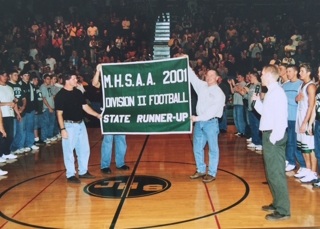 2001 team with runner up banner
