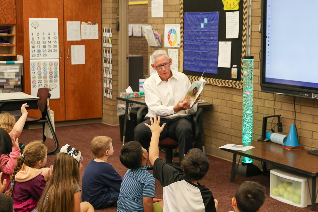 Sen. Dave Rader reading to the class