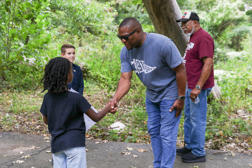 Mayor Nichols shakes student's hand
