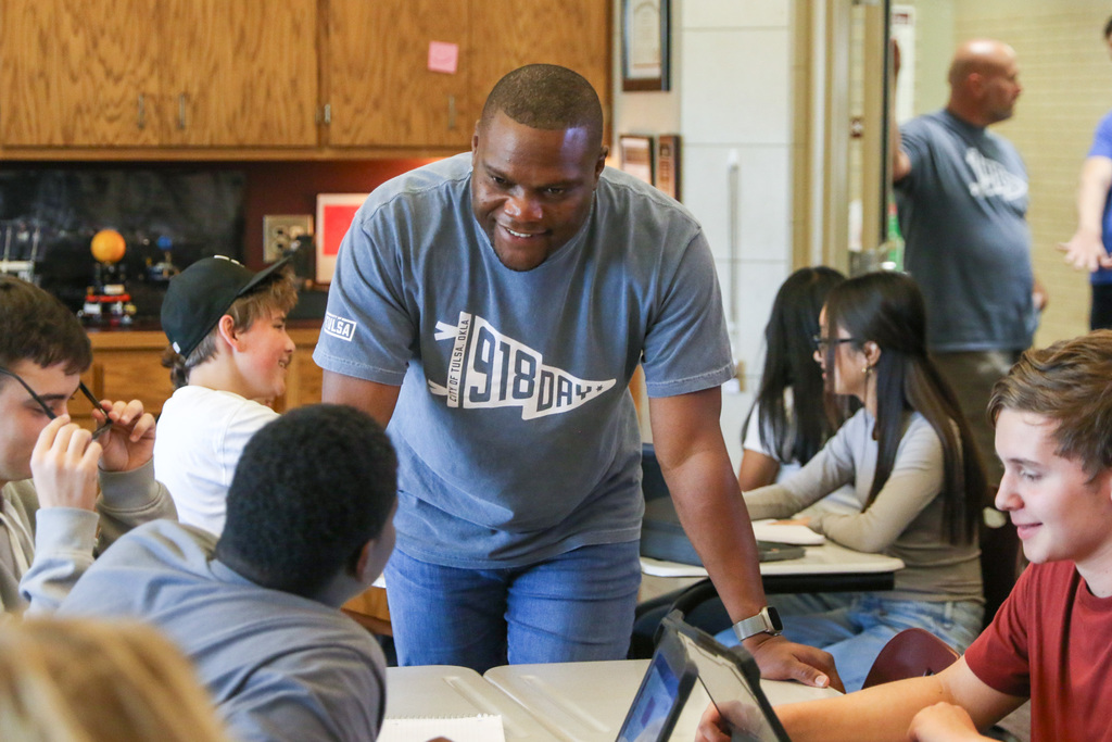 Mayor Nichols speaking to students in JMS science class