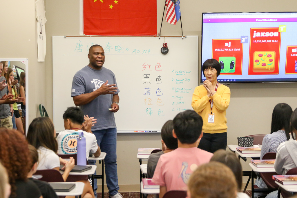 Mayor Nichols in Chinese class at JMS