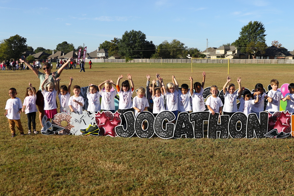 class photo after running in jog-a-thon