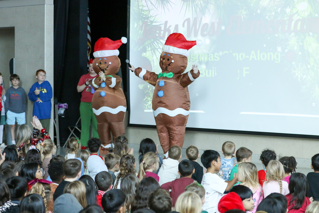 ginger bread men posing