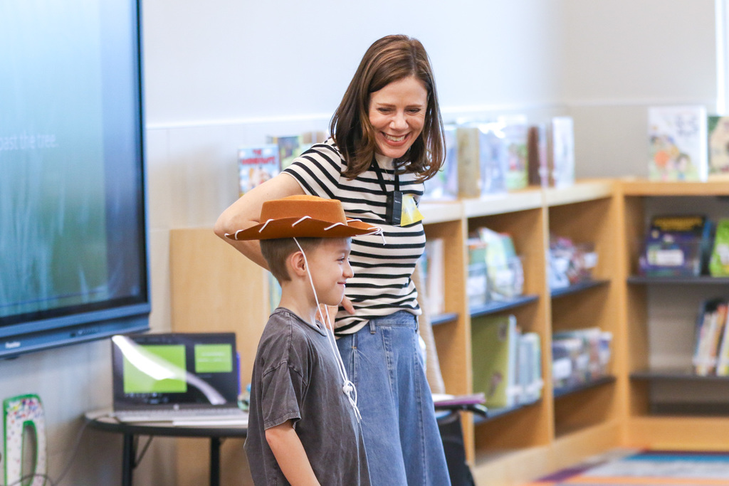 Tammi Sauer with a student