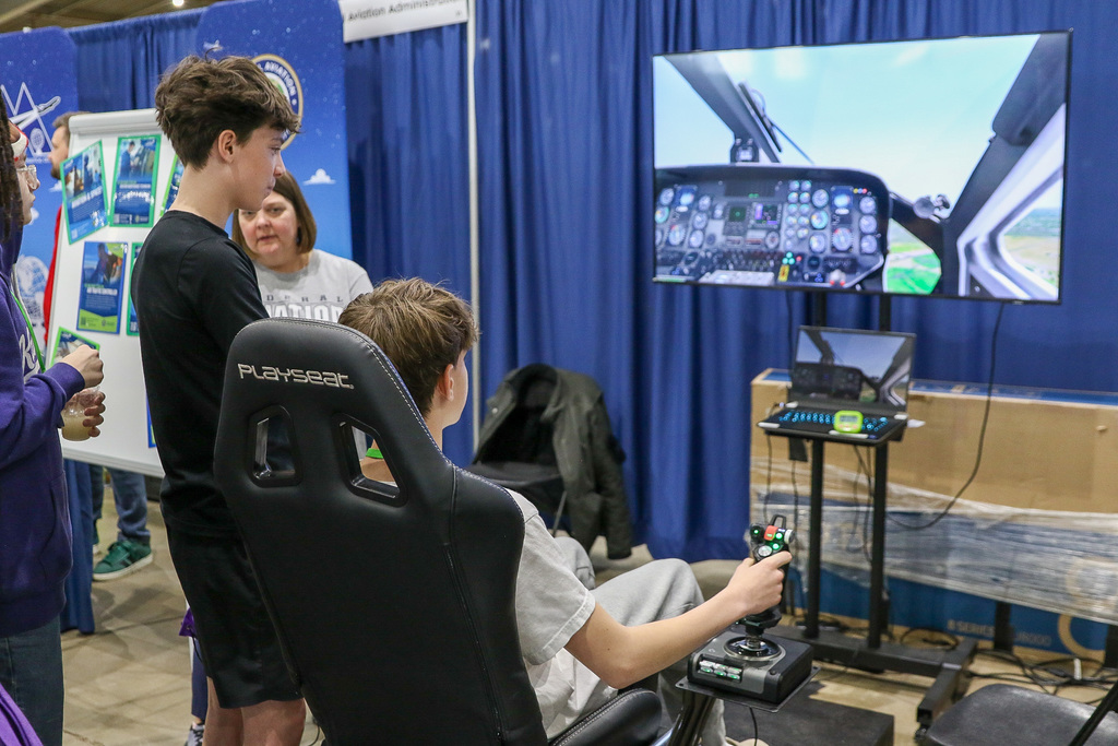 students using a flying a plane simulator