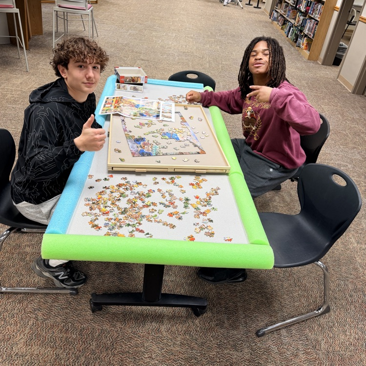 2 students putting together a puzzle 