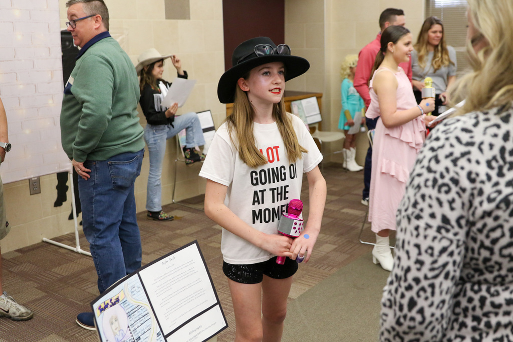 Girl dressed as Taylor Swift presenting her project.