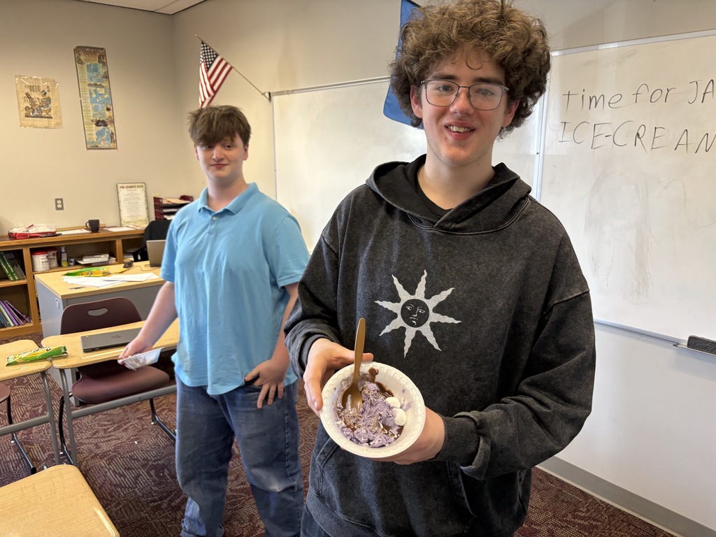2 students, with one showing his ice cream