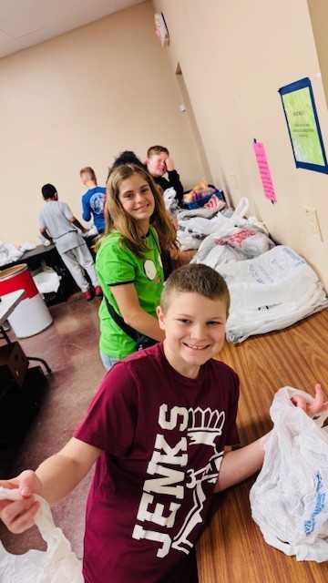 5th grade class food drive winner at the Jenks food bank