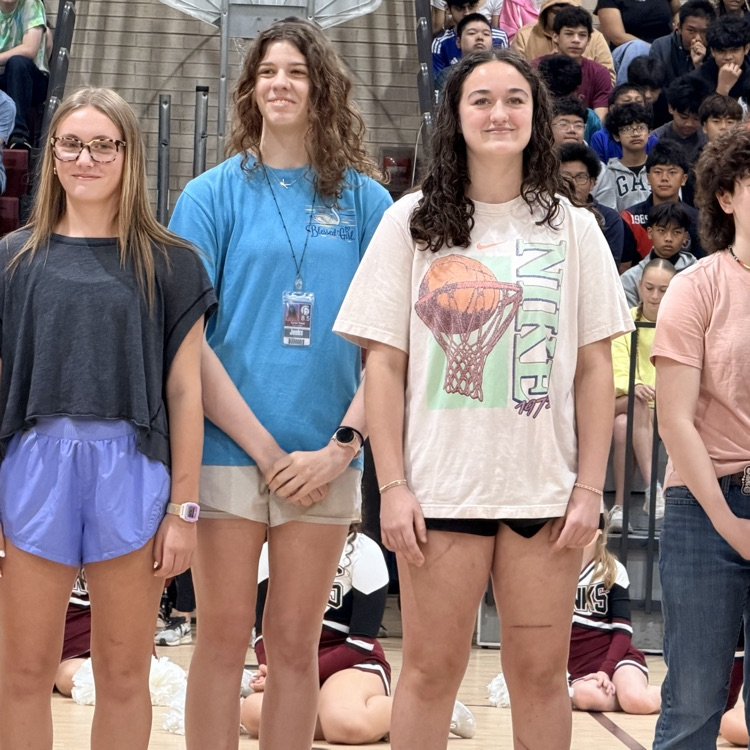 3 basketball girls 