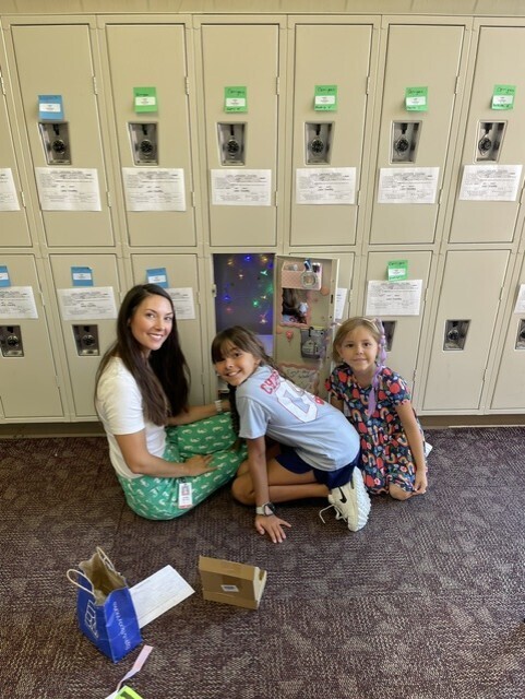 students and parent practicing lockers at Meet the Teacher